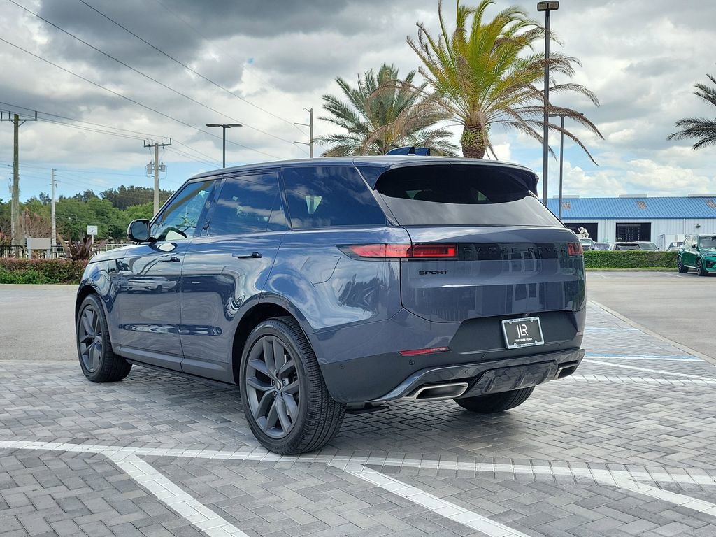 Used 2025 Land Rover Range Rover Sport SE AWD/4WD image 3