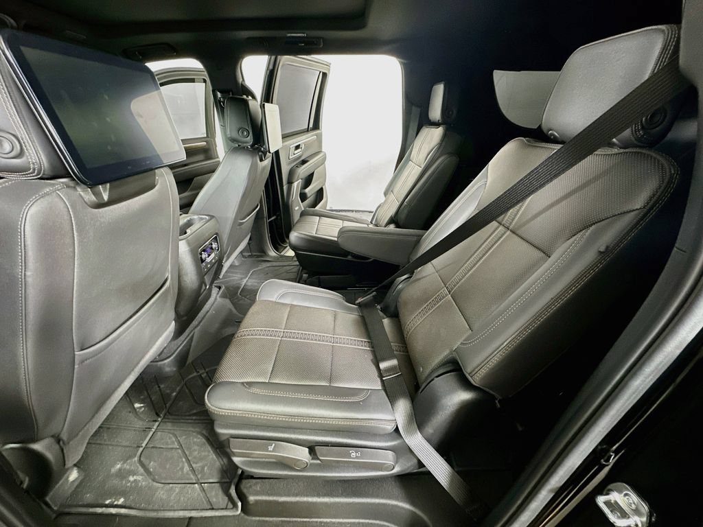Used 2025 Chevrolet Suburban High Country AWD/4WD image 15
