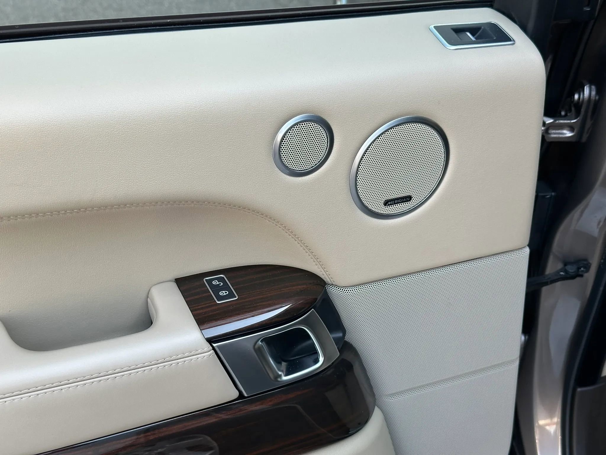 Used 2016 Land Rover Range Rover HSE image 17