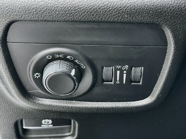 Used 2024 Jeep Grand Cherokee L Altitude AWD/4WD image 11