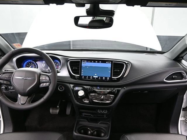 Used 2022 Chrysler Pacifica Touring-L w/ Uconnect Theater Family Group image 29