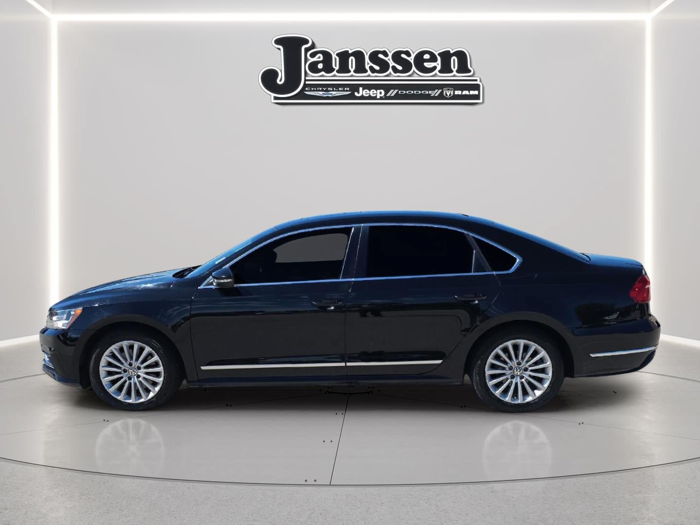 Used 2016 Volkswagen Passat 1.8T SE FWD image 2