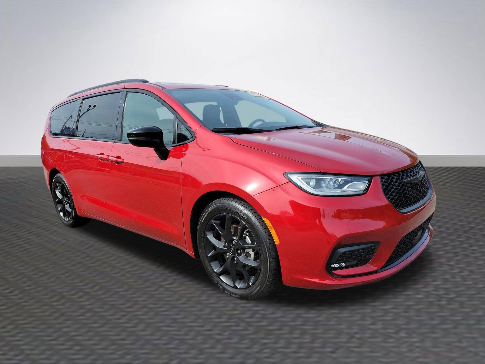 Used 2025 Chrysler Pacifica Limited image 1