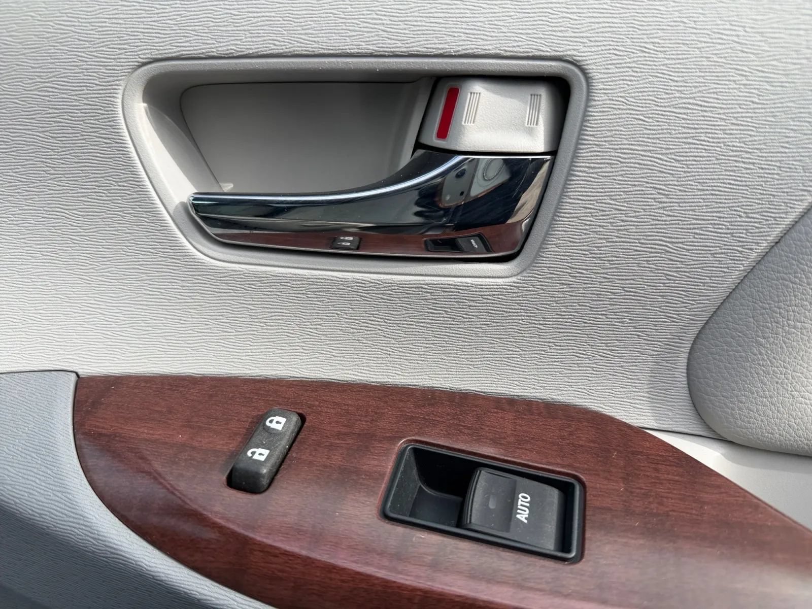 Used 2012 Toyota Sienna XLE w/ Entertainment Pkg FWD image 16