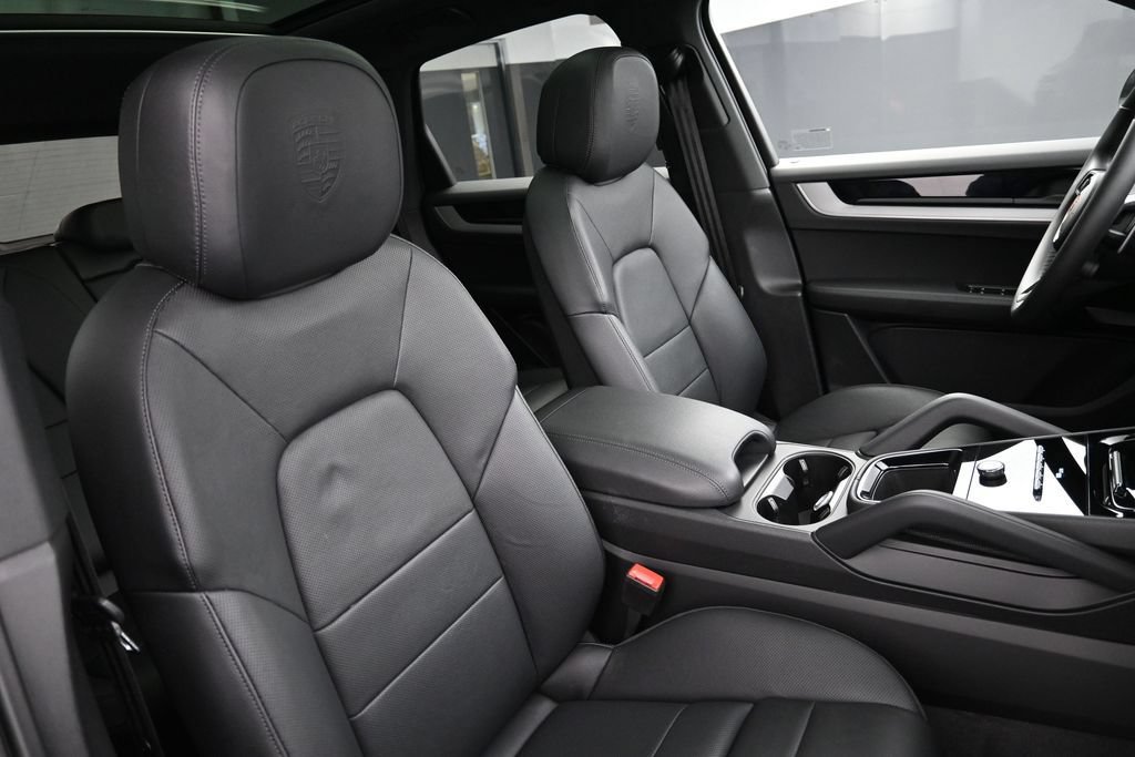 Certified 2025 Porsche Cayenne AWD/4WD image 26