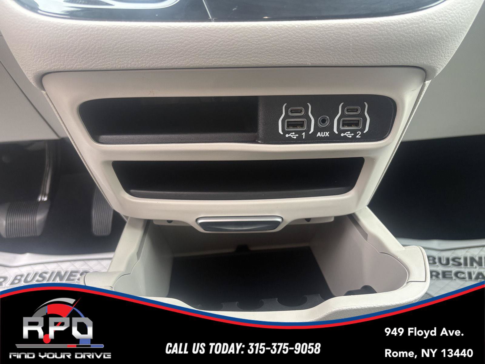 Used 2024 Chrysler Pacifica Touring-L FWD image 25