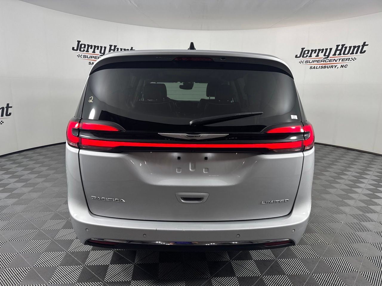 Used 2024 Chrysler Pacifica Limited FWD image 8