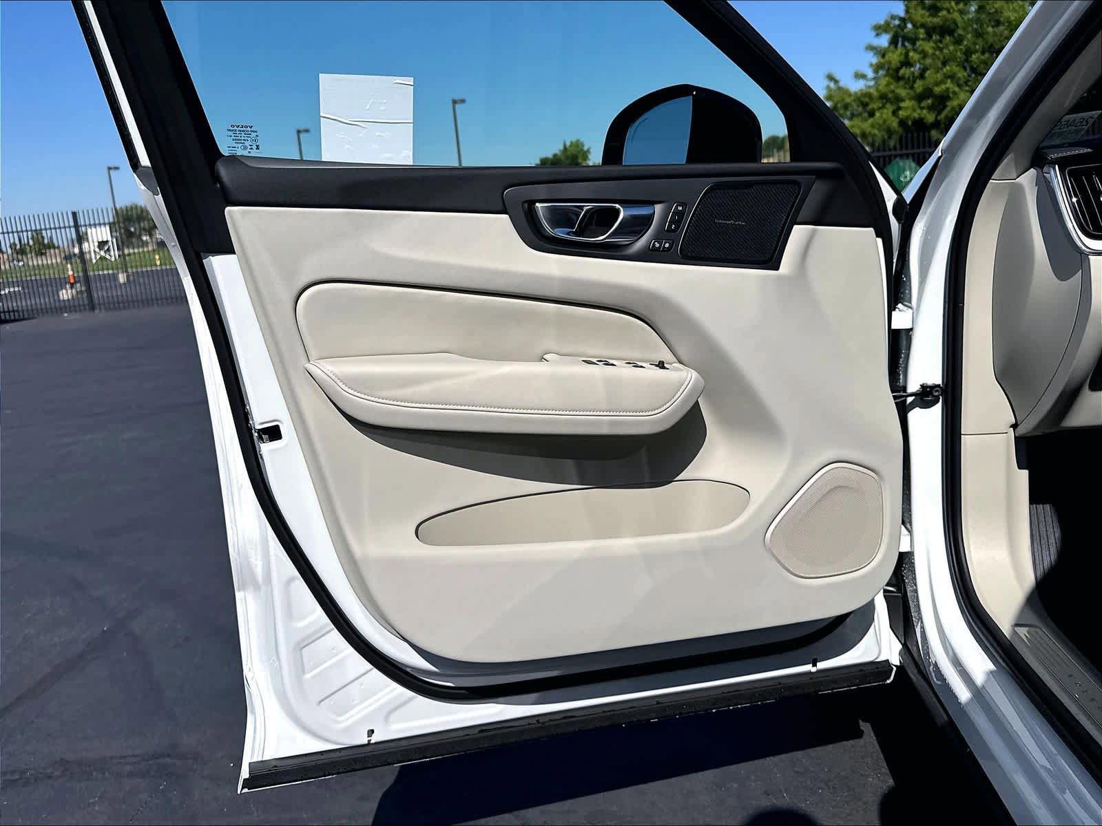 New 2026 Volvo XC60 B5 Ultra w/ Climate Package AWD/4WD image 24