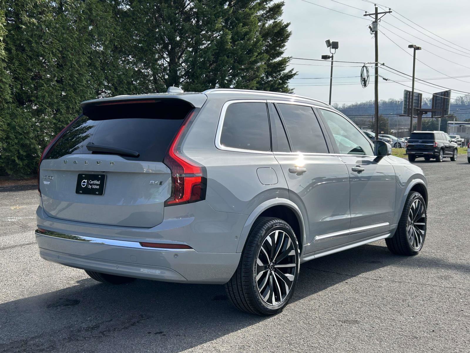 Certified 2025 Volvo XC90 B6 Plus image 3