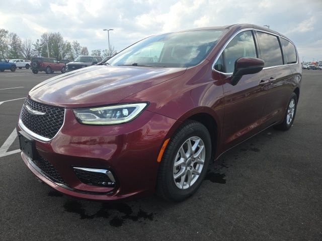 Used 2023 Chrysler Pacifica Touring-L image 2