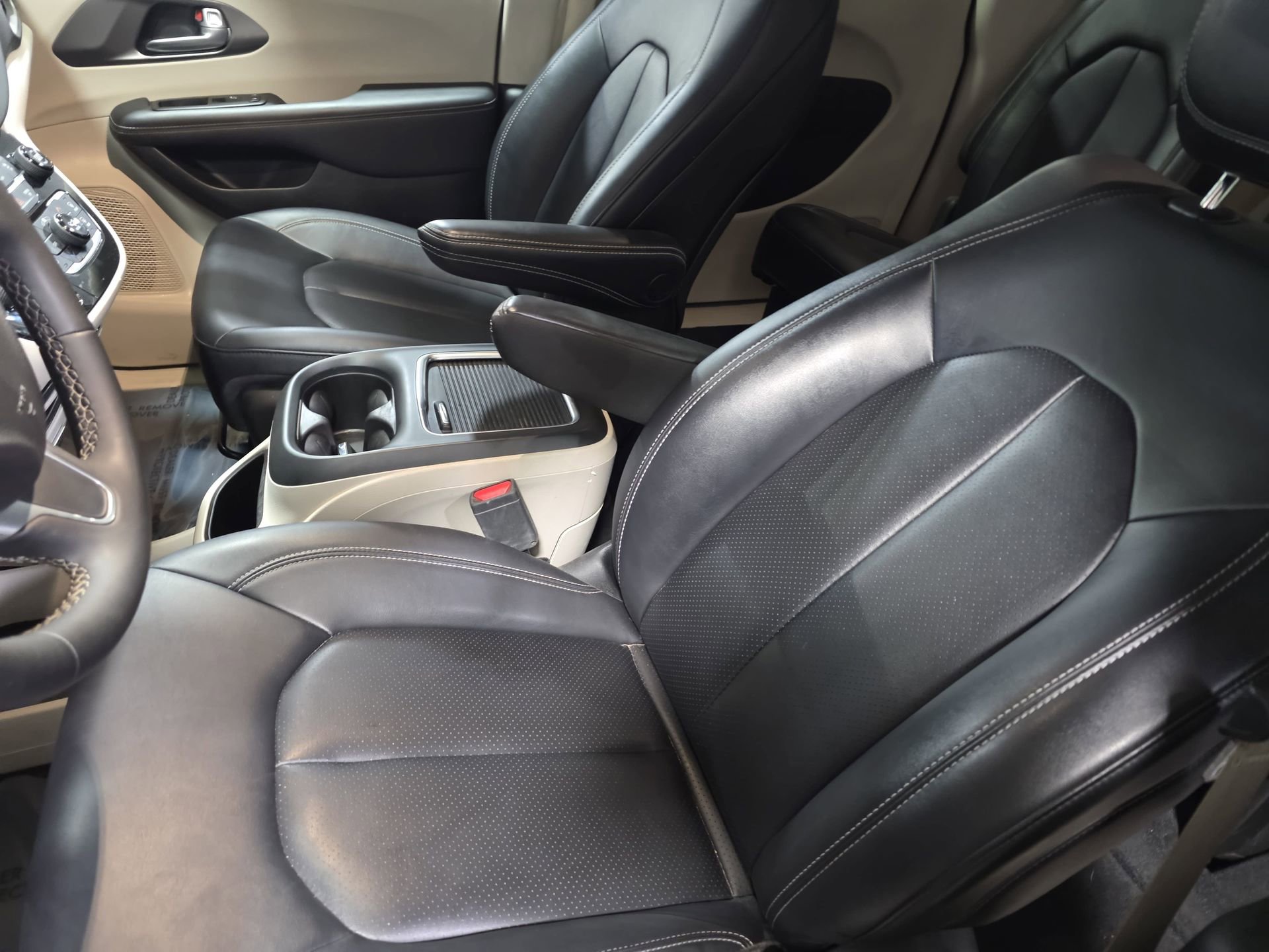 Used 2024 Chrysler Pacifica Touring-L FWD image 15