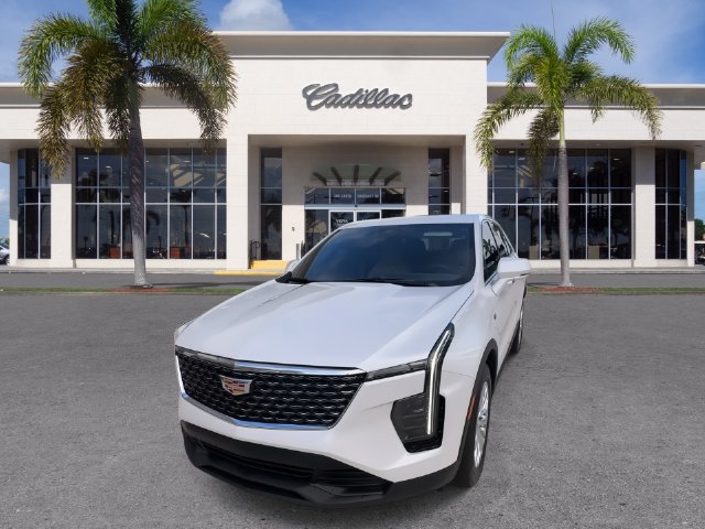 Certified 2024 Cadillac XT4 Luxury w/ Cold Weather Package FWD image 5