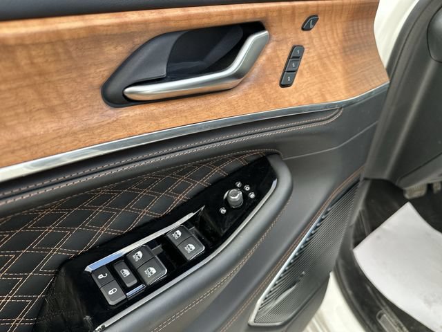Used 2023 Jeep Grand Cherokee Summit AWD/4WD image 16
