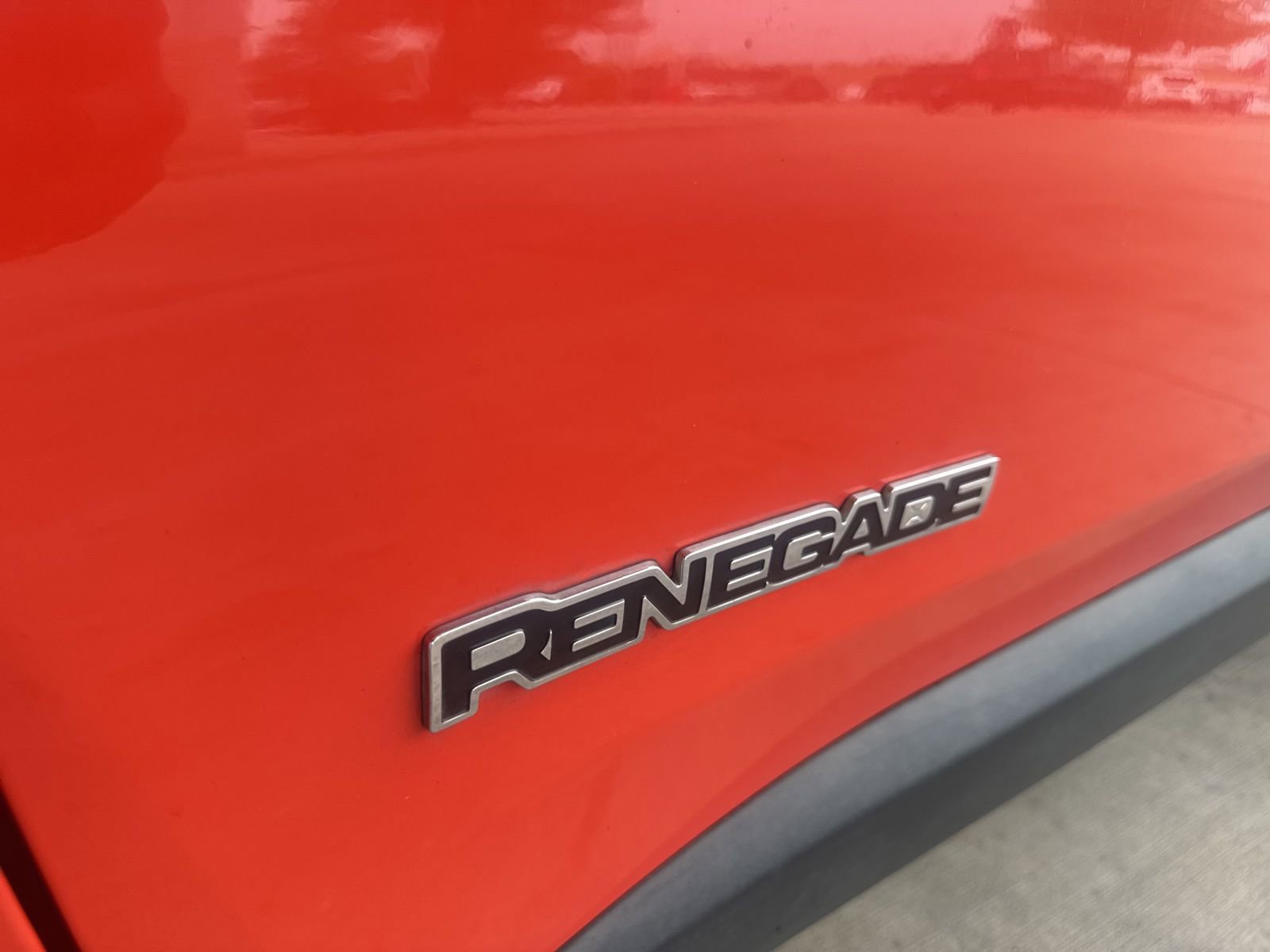 Used 2020 Jeep Renegade Latitude w/ LED Lighting Group FWD image 4