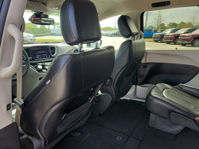 Used 2022 Chrysler Pacifica Touring-L image 11