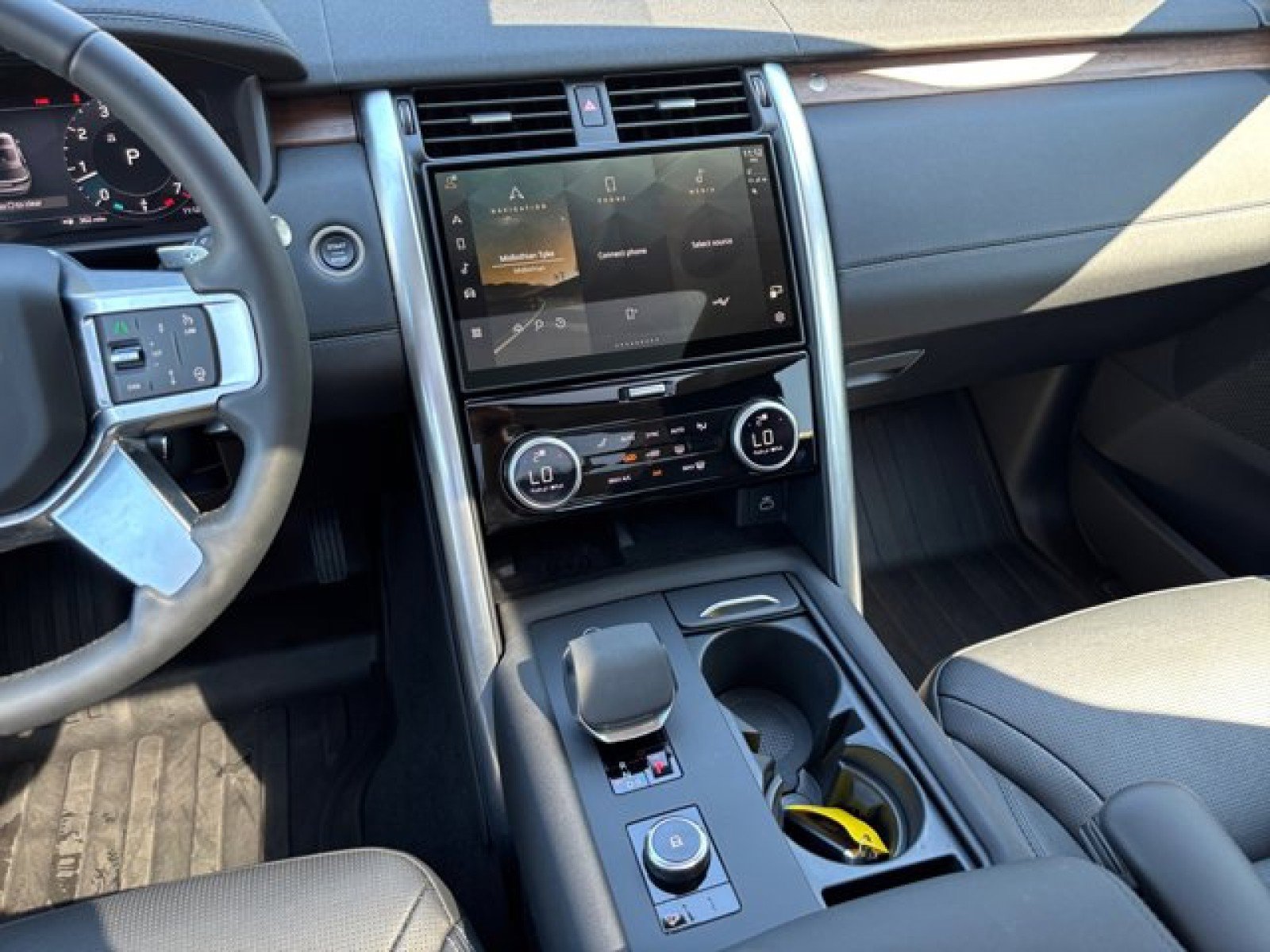 Certified 2024 Land Rover Discovery S image 14