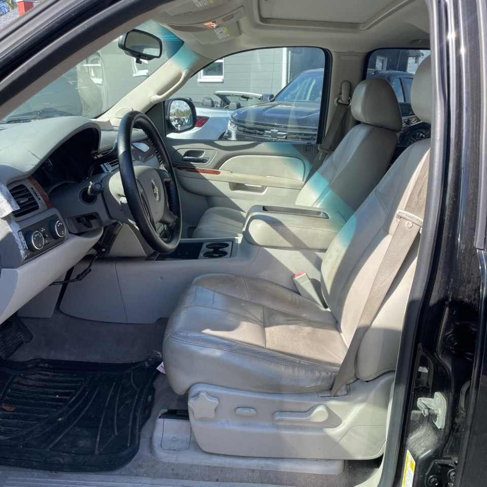 Used 2010 Chevrolet Suburban LT image 17