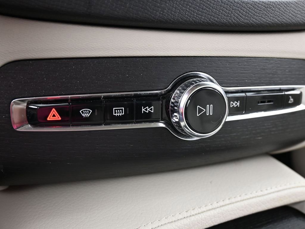 Used 2020 Volvo XC90 T5 Momentum w/ Protection Package image 23