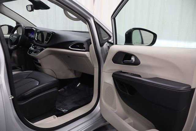 Certified 2024 Chrysler Pacifica Touring-L image 15