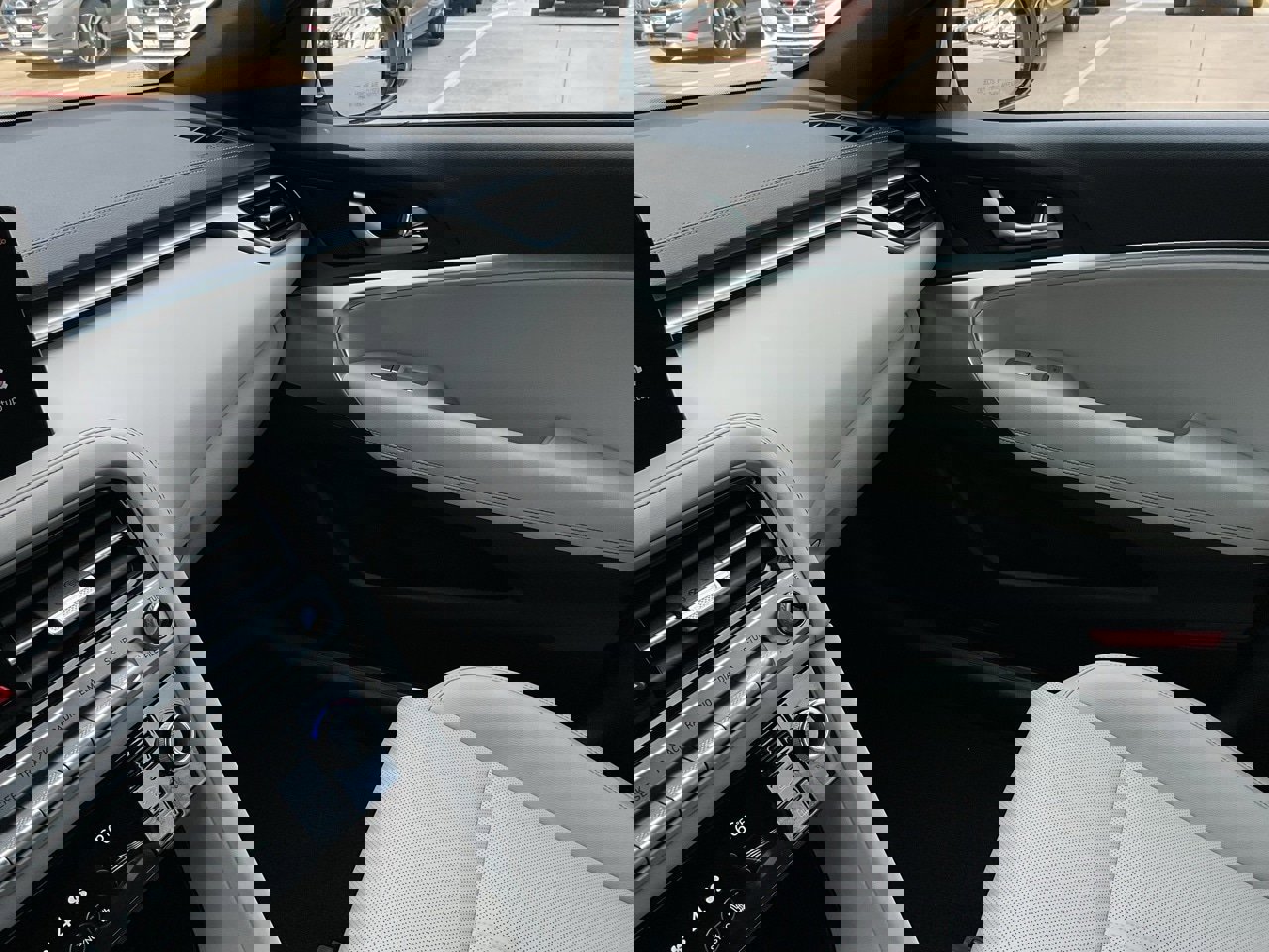 Used 2025 Genesis G70 2.5T image 35