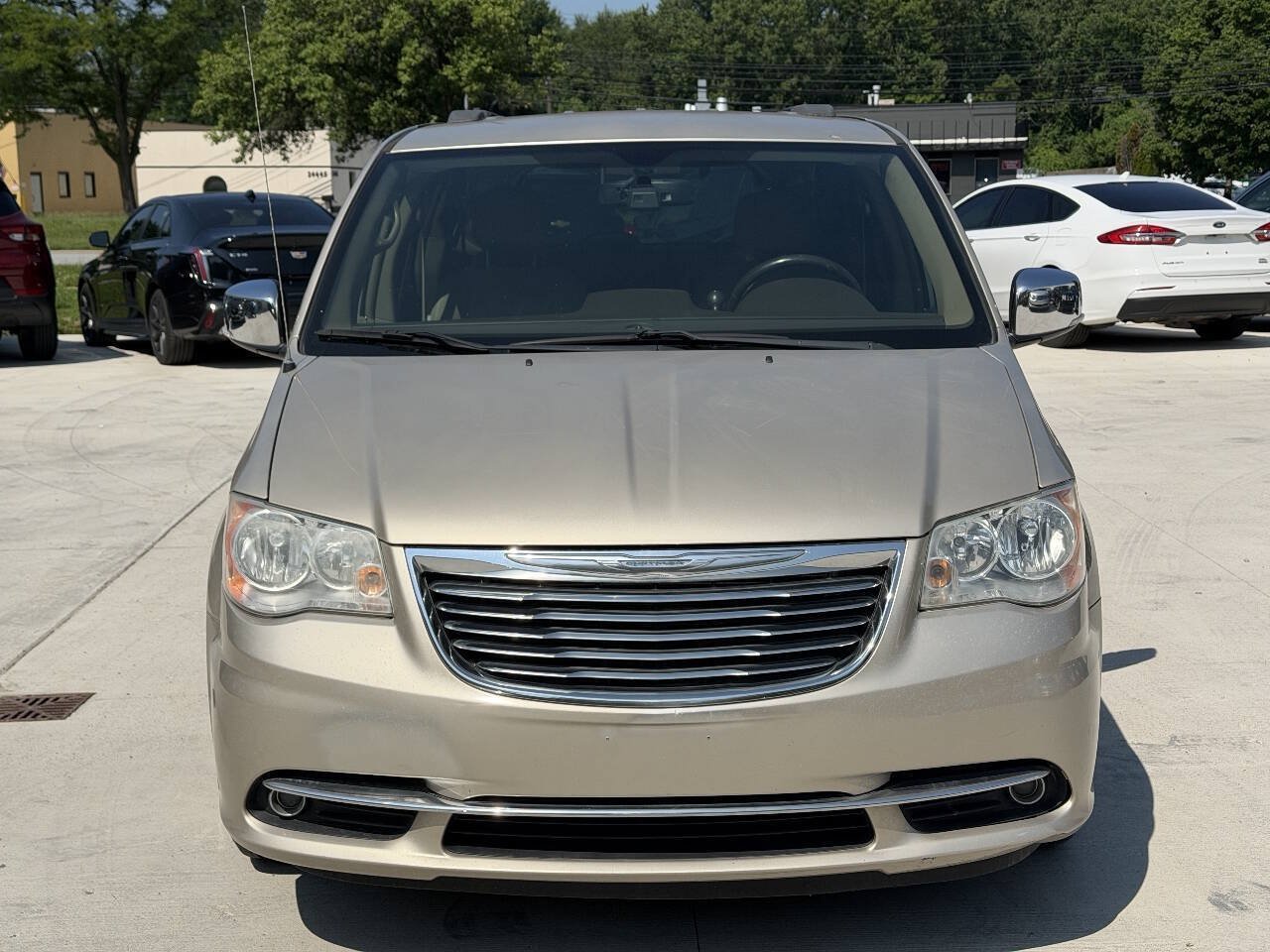 Used 2012 Chrysler Town & Country Touring-L w/ Entertainment Group #2 FWD image 3