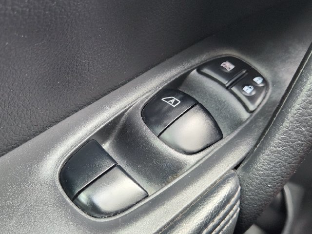 Used 2016 Nissan Rogue SV FWD image 22