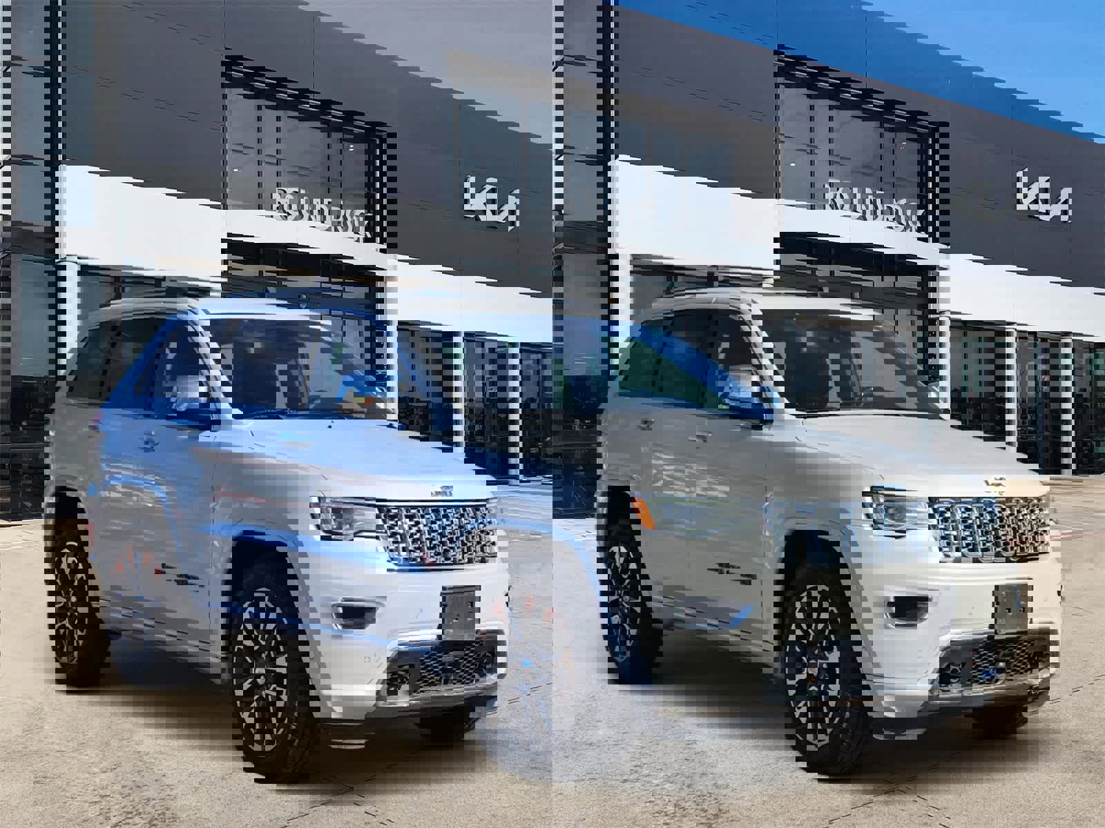 Used 2017 Jeep Grand Cherokee Overland w/ Jeep Active Safety Group image 3