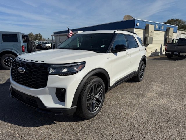 Used 2025 Ford Explorer ST-Line w/ ST-Line Street Pack image 2