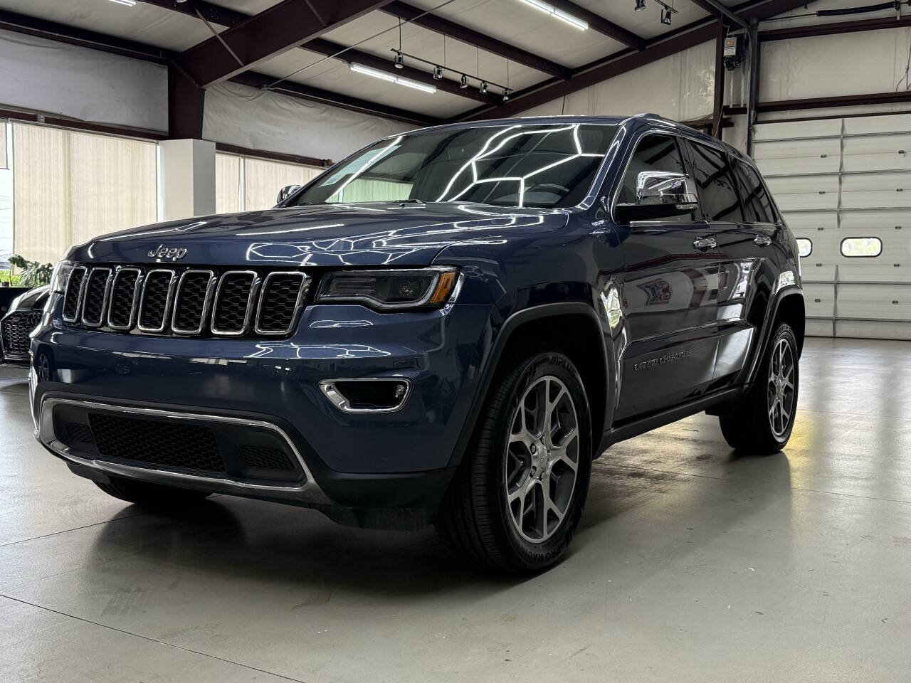 Used 2020 Jeep Grand Cherokee Limited w/ Luxury Group II AWD/4WD image 3