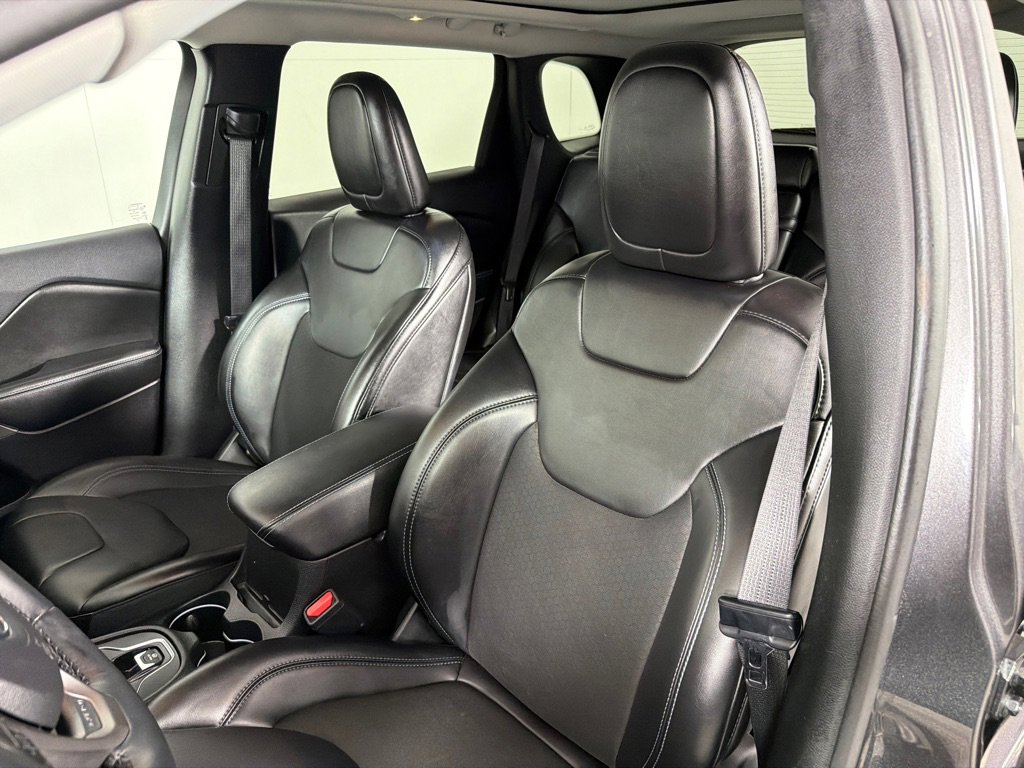 Used 2019 Jeep Cherokee Latitude Plus w/ Comfort/Convenience Group image 12