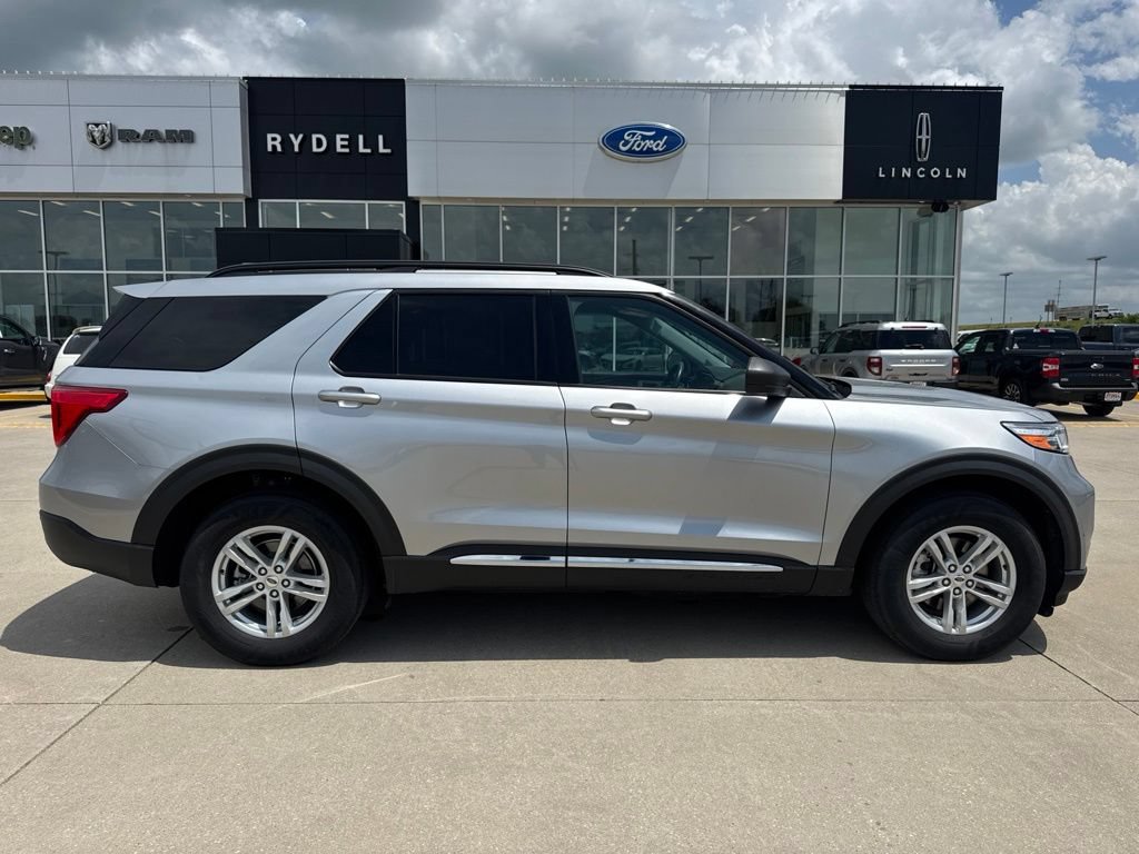 Used 2022 Ford Explorer XLT w/ Equipment Group 202A AWD/4WD image 2