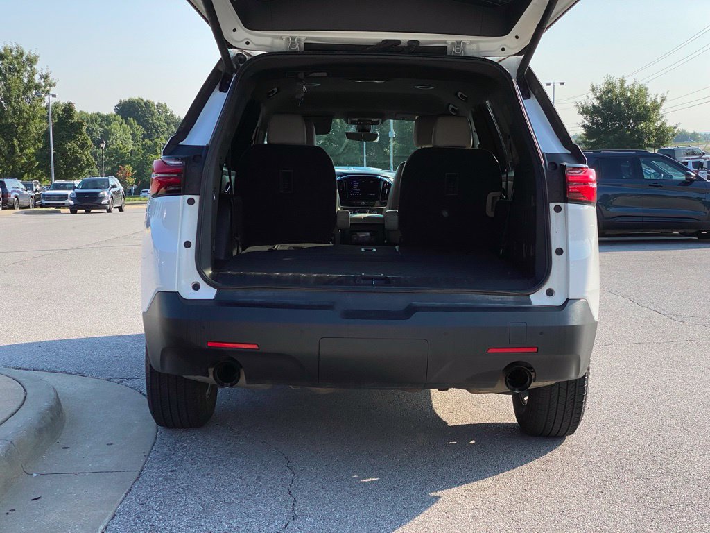 Used 2023 Chevrolet Traverse LT w/ Rear Camera Mirror Package FWD image 7