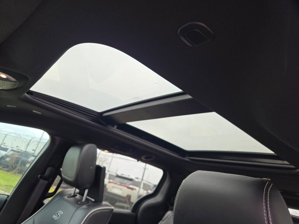 Used 2021 Chrysler Pacifica Limited w/ Uconnect Theater Family Group image 27