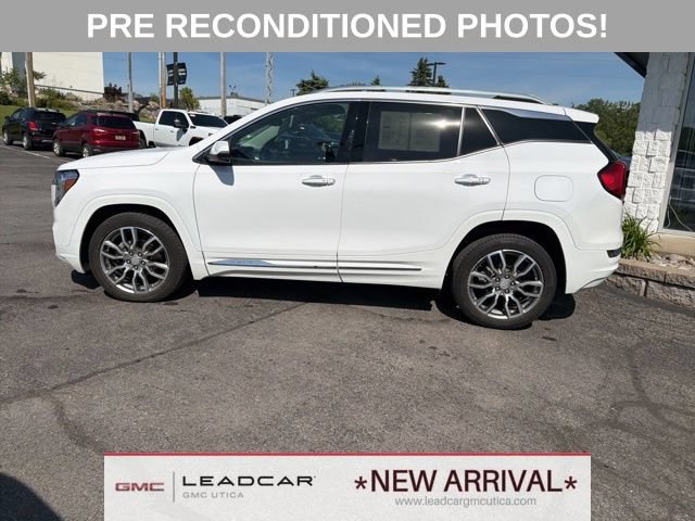 Used 2023 GMC Terrain Denali w/ Denali Premium Package AWD/4WD image 2