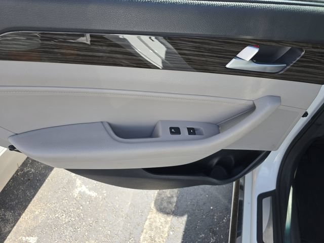 Used 2015 Hyundai Sonata Limited w/ Option Group 05 FWD image 10