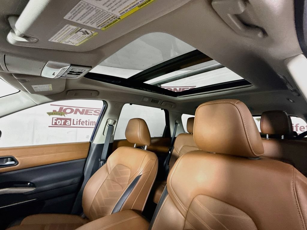 Certified 2024 Nissan Pathfinder Platinum w/ Black Appearance Package AWD/4WD image 12