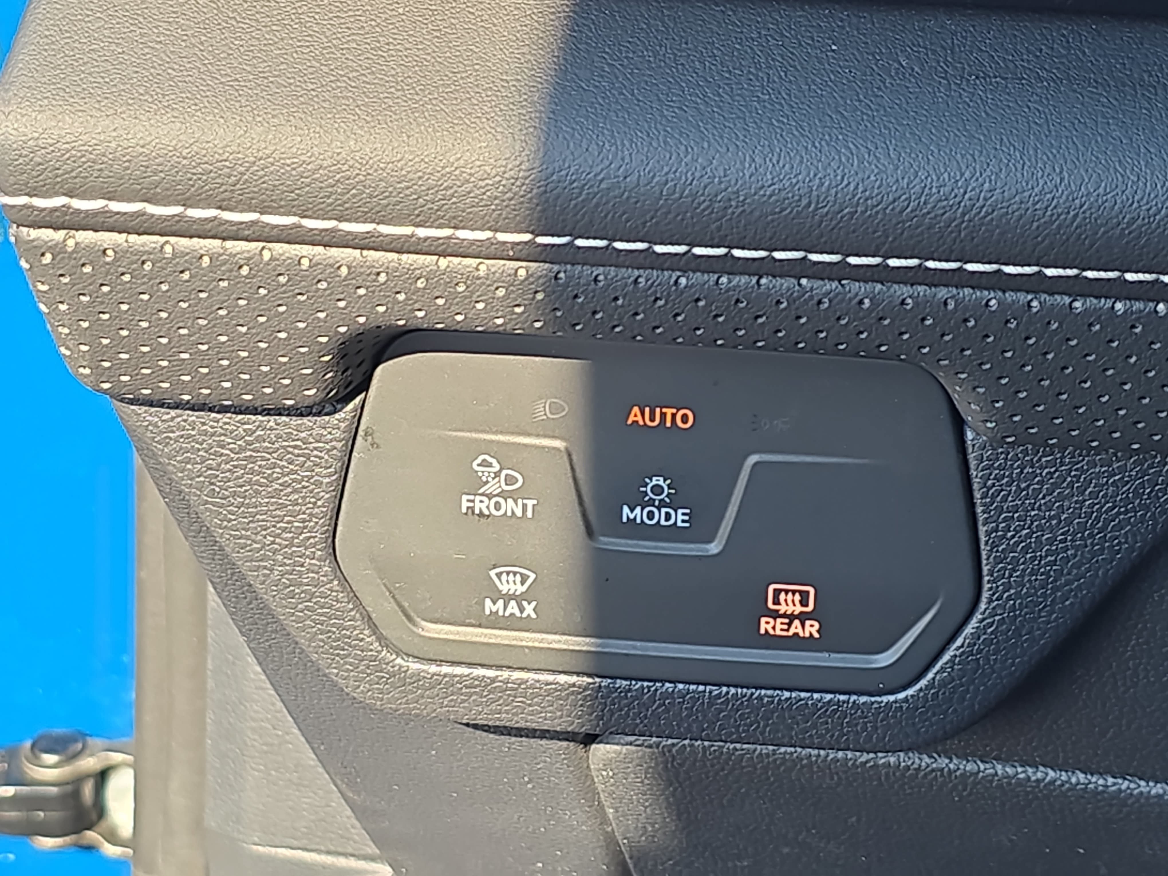 Used 2026 Volkswagen Atlas Cross Sport SE w/ Panoramic Sunroof Package FWD image 28