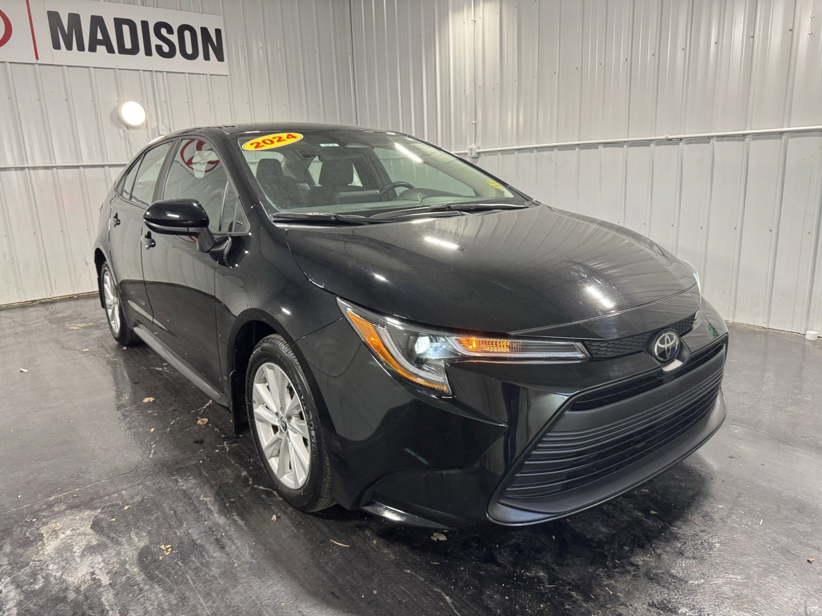 Used 2024 Toyota Corolla LE w/ LE Convenience Package image 9