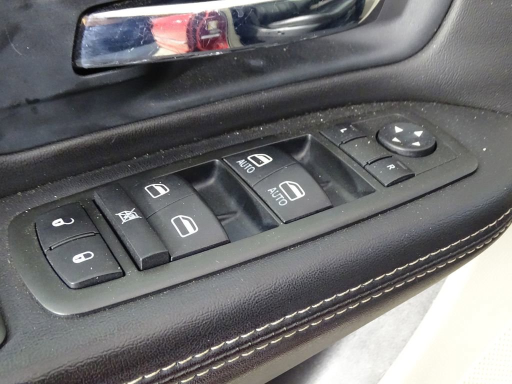 Used 2014 Chrysler Town & Country Touring image 17