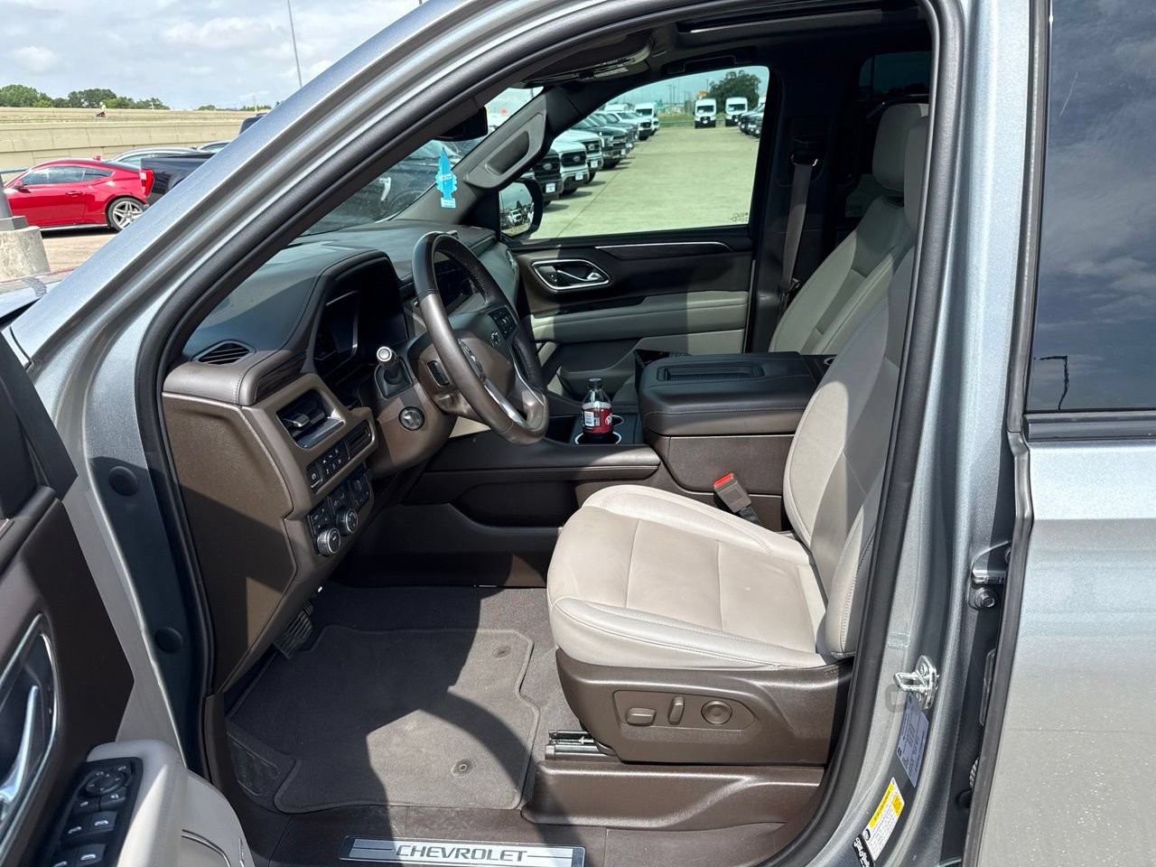 Used 2023 Chevrolet Suburban Z71 w/ Luxury Package AWD/4WD image 19