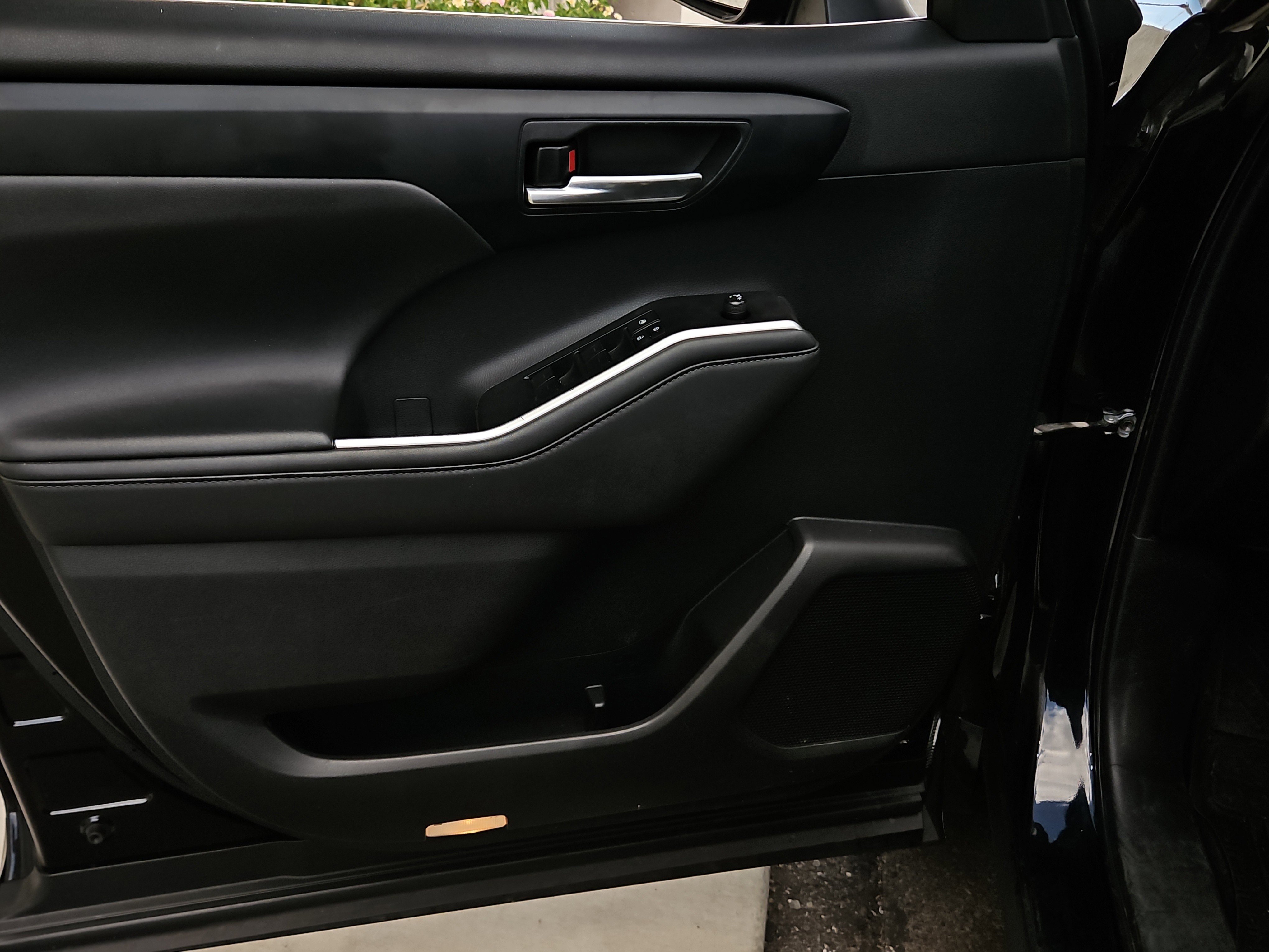 Used 2022 Toyota Highlander XLE image 6