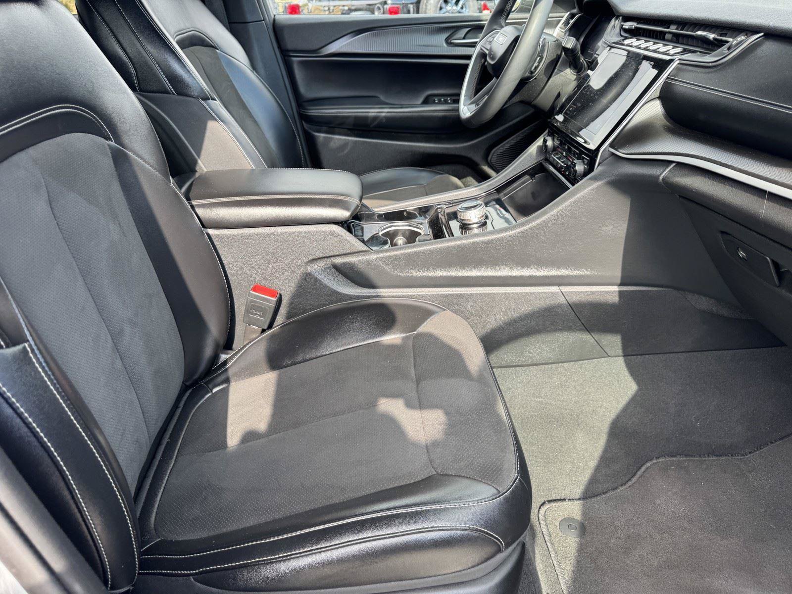 Used 2023 Jeep Grand Cherokee Altitude AWD/4WD image 8
