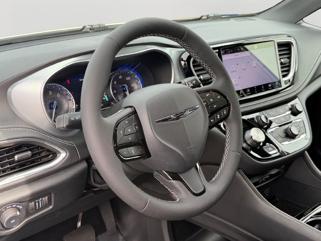 Used 2026 Chrysler Pacifica Limited w/ Uconnect Theater Family Group AWD/4WD image 18