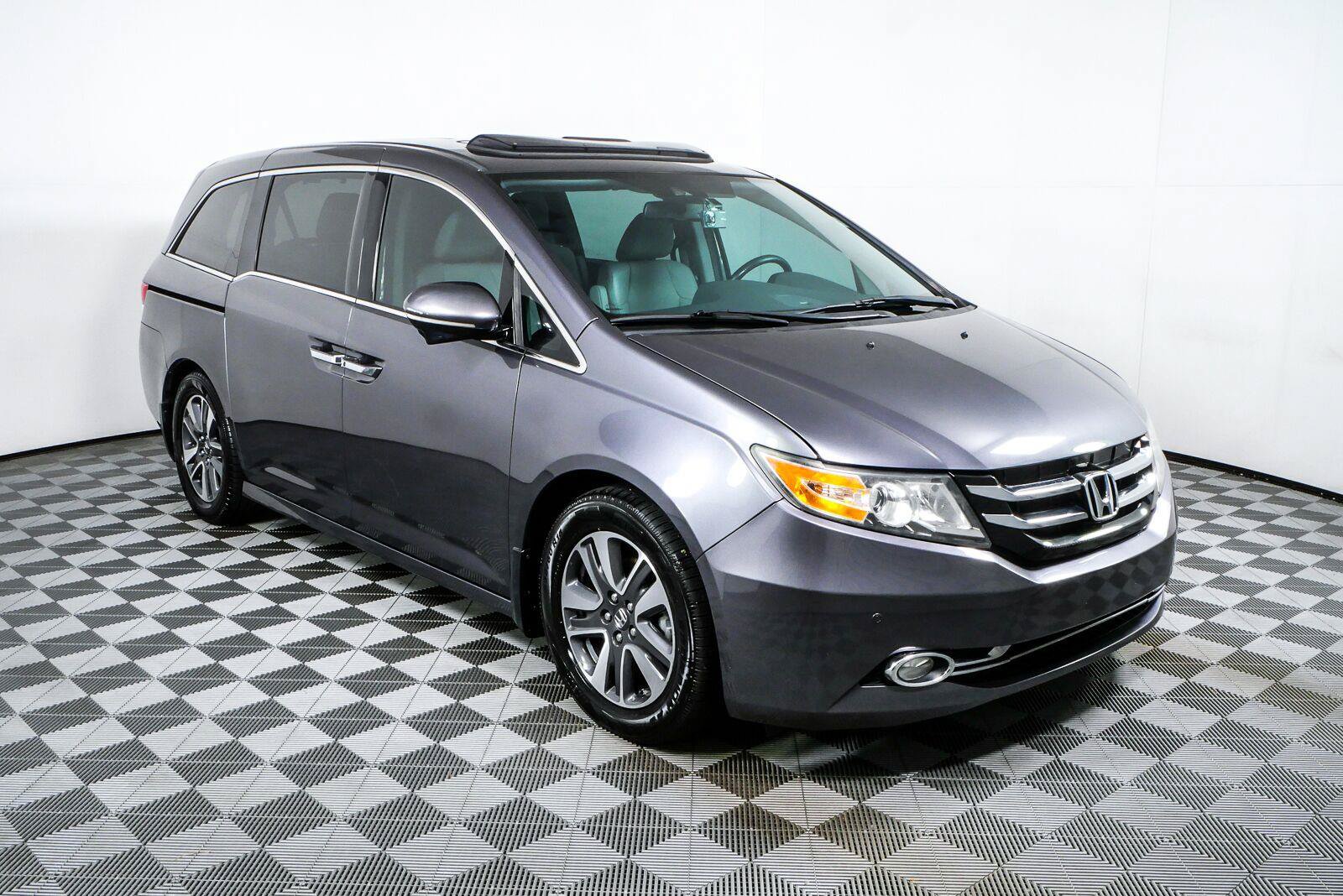 Used 2016 Honda Odyssey Touring image 1