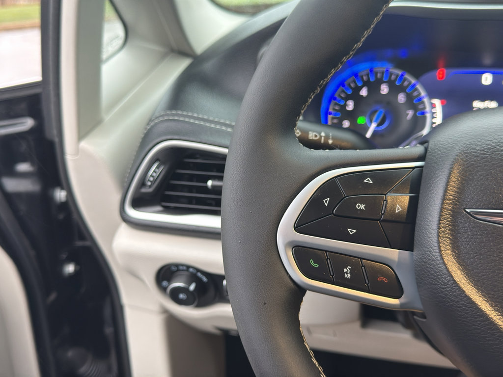 Used 2024 Chrysler Pacifica Touring-L image 30