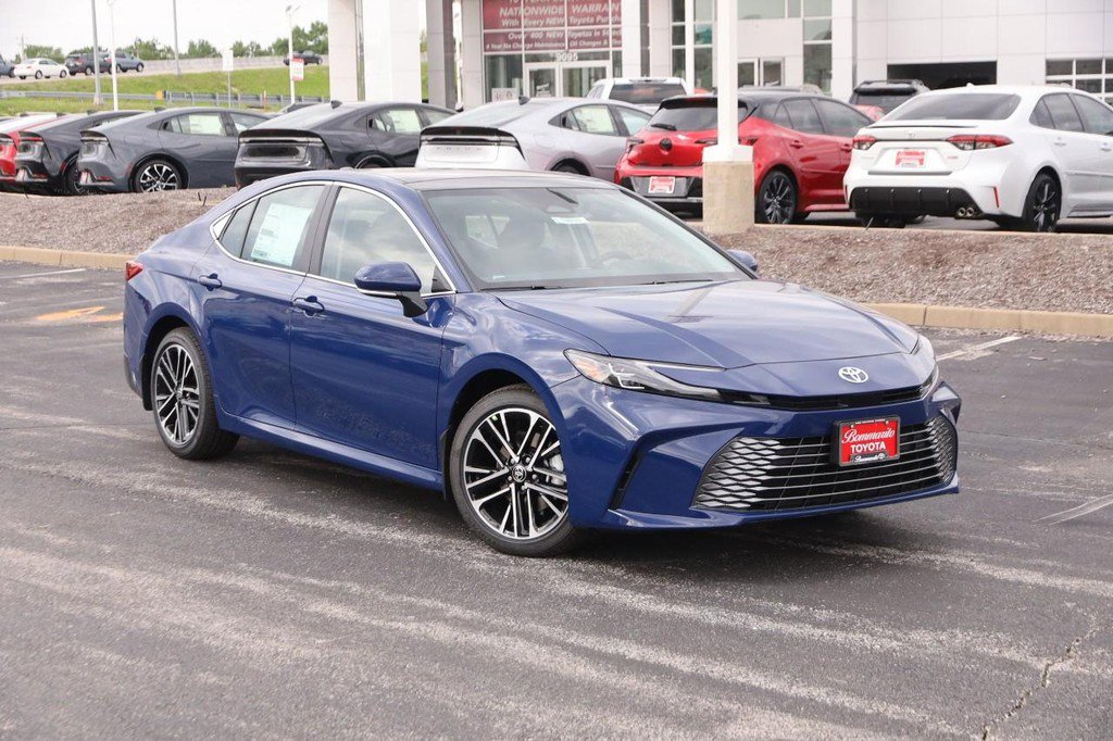 Used 2026 Toyota Camry Hybrid AWD/4WD image 2