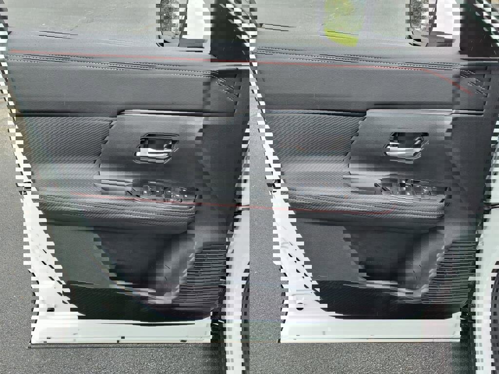 New 2025 Nissan Kicks SR image 8