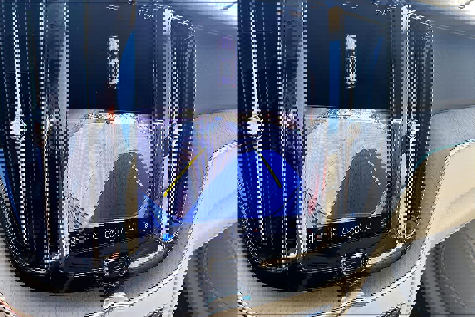 Used 2023 Volvo XC60 T8 Plus w/ Protection Package Premier image 24