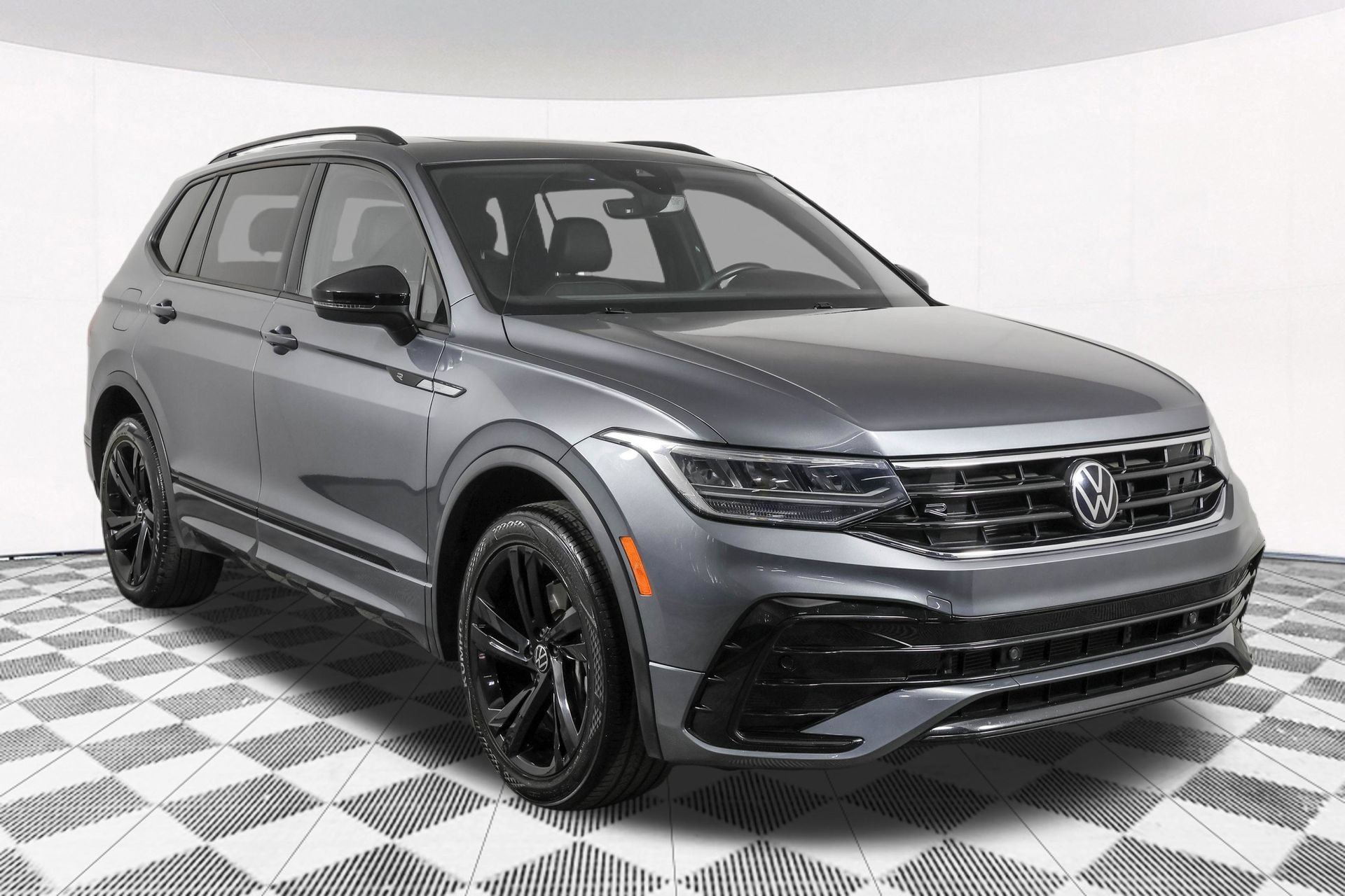 Used 2023 Volkswagen Tiguan SE R-Line FWD image 14