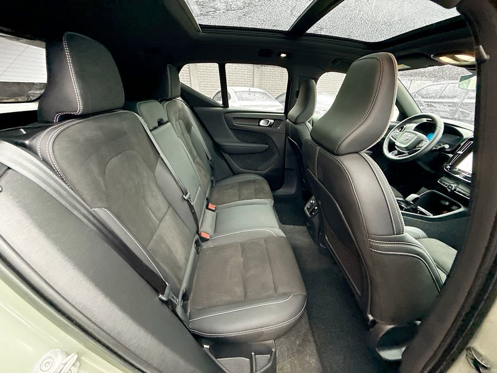Used 2023 Volvo XC40 Recharge Plus image 32